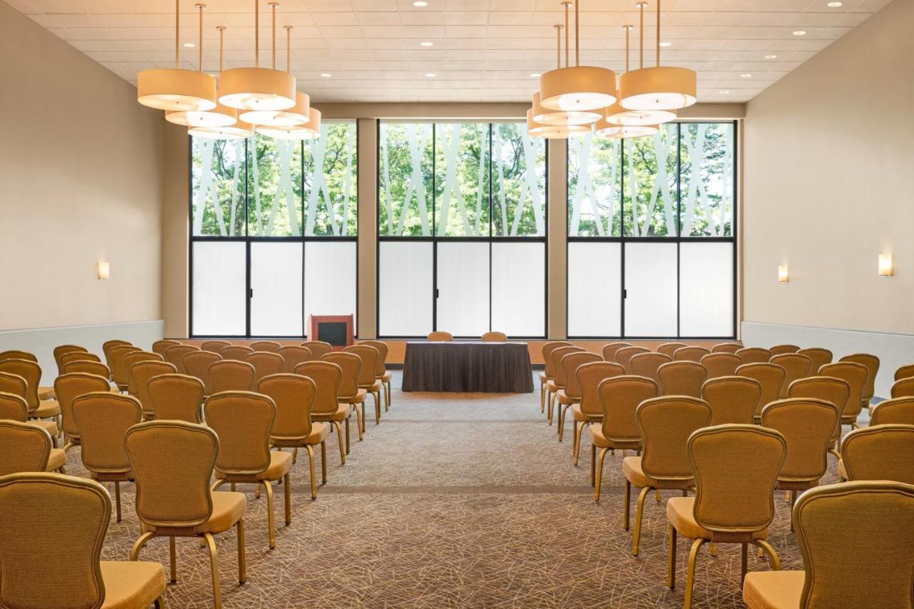 Holiday Inn Boston - Cambridge Area By Ihg Somerville Exterior foto